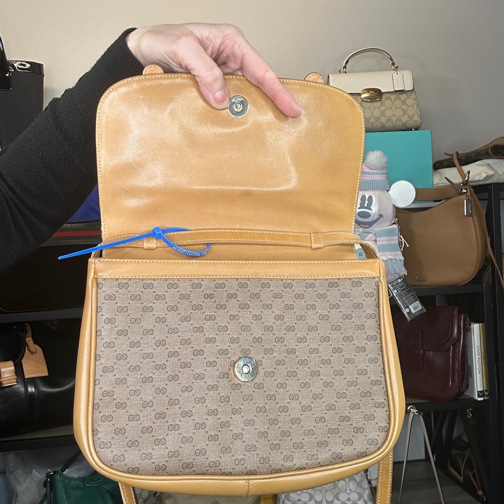 Gucci Vintage Small Tan and Gold Messenger Monogram Flap Bag w/ COA 1981-1985 - Picture 4 of 10